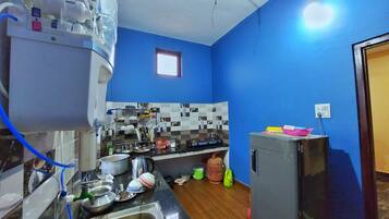 Deluxe Double Room, City View | Private kitchen | Fridge, cookware/dishes/utensils