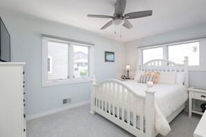 6 bedrooms, free WiFi, bed sheets - The Ocean Avenue Oasis- Newly Renovated (Lavallette)