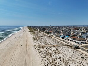 På stranden