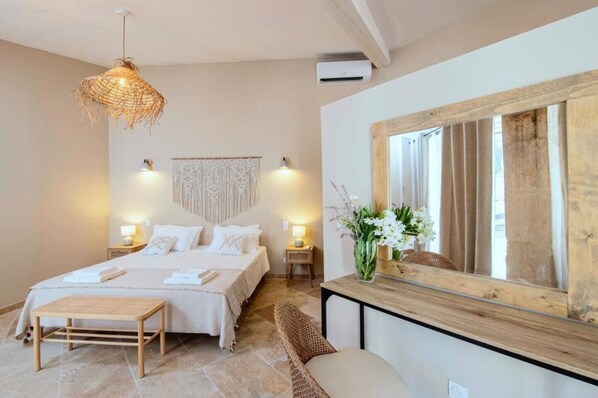 4 bedrooms, desk, iron/ironing board, travel crib - Private Oasis. A Stroll to Maillane-Few minutes to Saint Remy (Saint-Rémy-de-Provence)