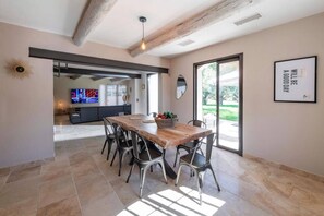 Dining - Private Oasis. A Stroll to Maillane-Few minutes to Saint Remy (Saint-Rémy-de-Provence)