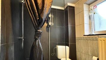 Slaapzaal, 1 slaapkamer, uitzicht op de stad | Badkamer