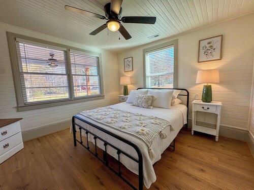 Joy's Place - 3BR/2BA Cottage in the Heart of Oxford!