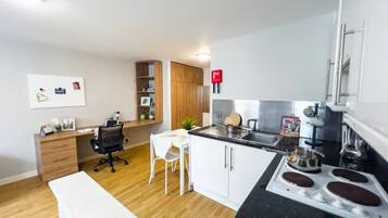 Studio, Non Smoking | Private kitchen | Electric kettle