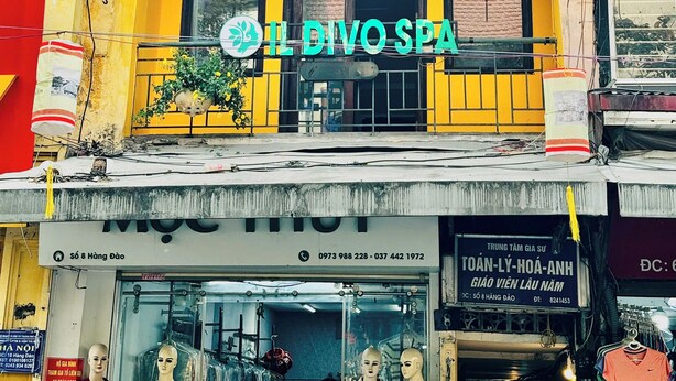 Un bâtiment sur lequel on peut lire l’inscription « IL DIVO SPA ».