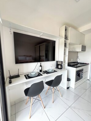 Monolocale comfort, balcone, vista città | Area soggiorno | Smart TV 60 pollici con canali digitali