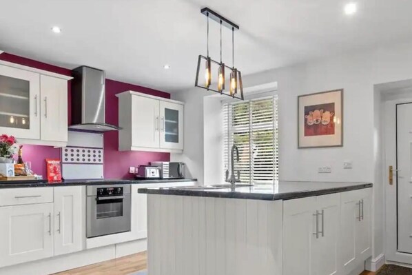 Cottage | Private kitchen | Fridge, microwave, oven, stovetop - Cozy Cottage Retreat in Backbarrow (Ulverston)