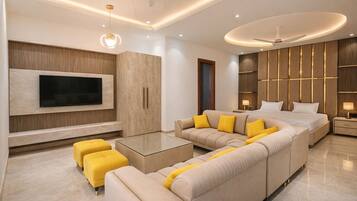 Premium-Penthouse, Terrasse, Flussblick | 1 Schlafzimmer, Zimmersafe, laptopgeeigneter Arbeitsplatz