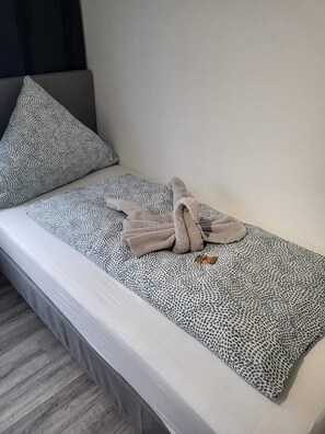 2 bedrooms, desk, WiFi, bed sheets