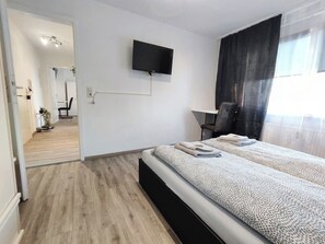 2 bedrooms, desk, WiFi, bed sheets
