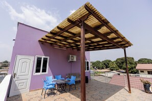 Outdoor dining - Entire Cozy 3-Bedroom Home in Accra (ACCRA)