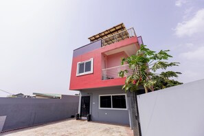Exterior - Entire Cozy 3-Bedroom Home in Accra (ACCRA)