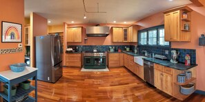 Mikrobølgeovn, ovn, kokeplater og oppvaskmaskin