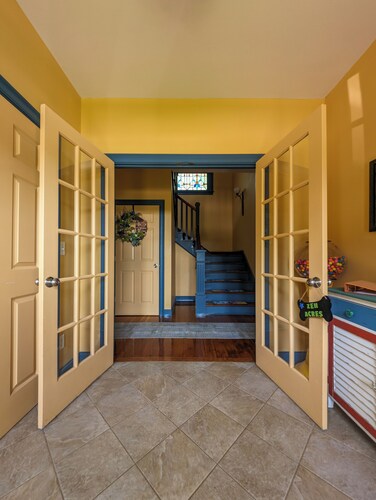 Spacious Pet Friendly 5-bedroom farmhouse in fabulous Mont Vernon with AC, WIFI 