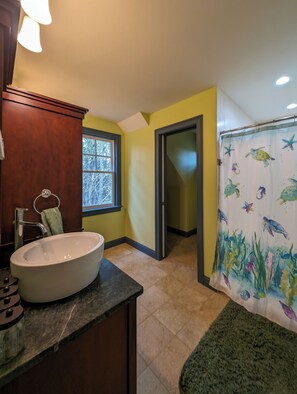 Regadera, secadora de cabello, toallas, jabón