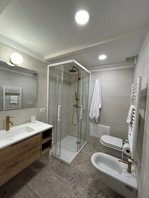 Douche, sèche-cheveux, serviettes fournies, savon