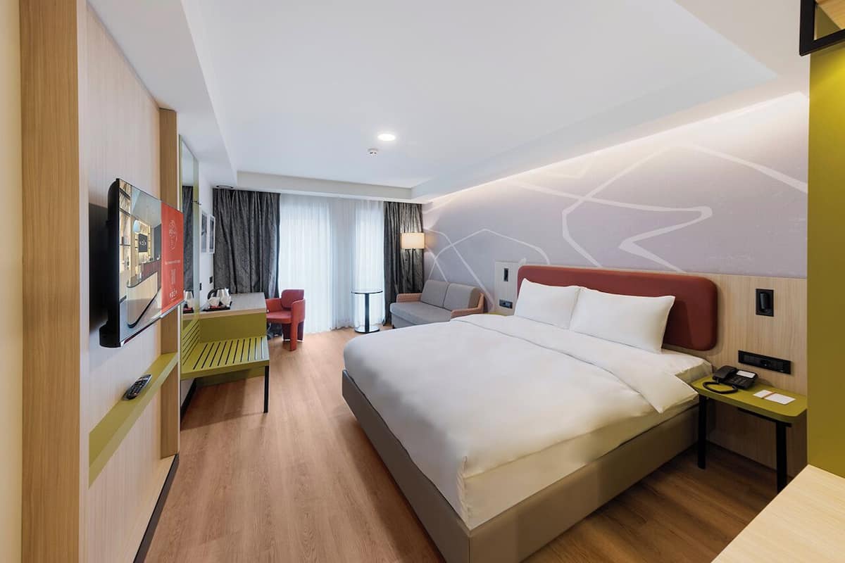 Deluxe King Room | Free WiFi, bed sheets