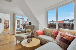Smart TV, books, computer monitors, printers - Serene Penthouse with WiFi in vibrant central Berlin (Berlin)