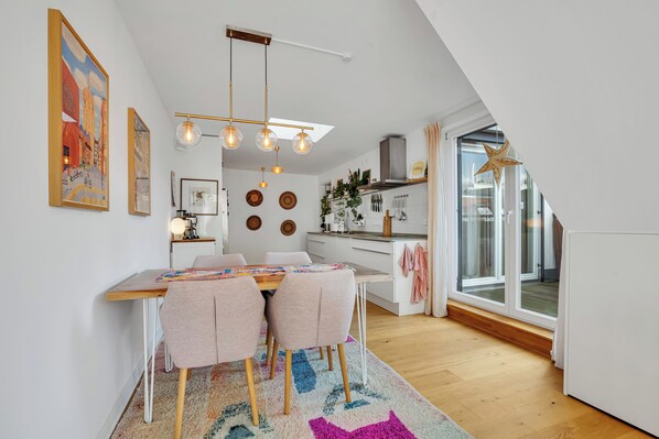 Dining - Serene Penthouse with WiFi in vibrant central Berlin (Berlin)
