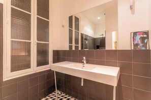 Regadera, secadora de cabello, toallas, papel de baño 