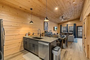 Mikrobølgeovn, kokeplater, oppvaskmaskin og kaffetrakter/tekoker