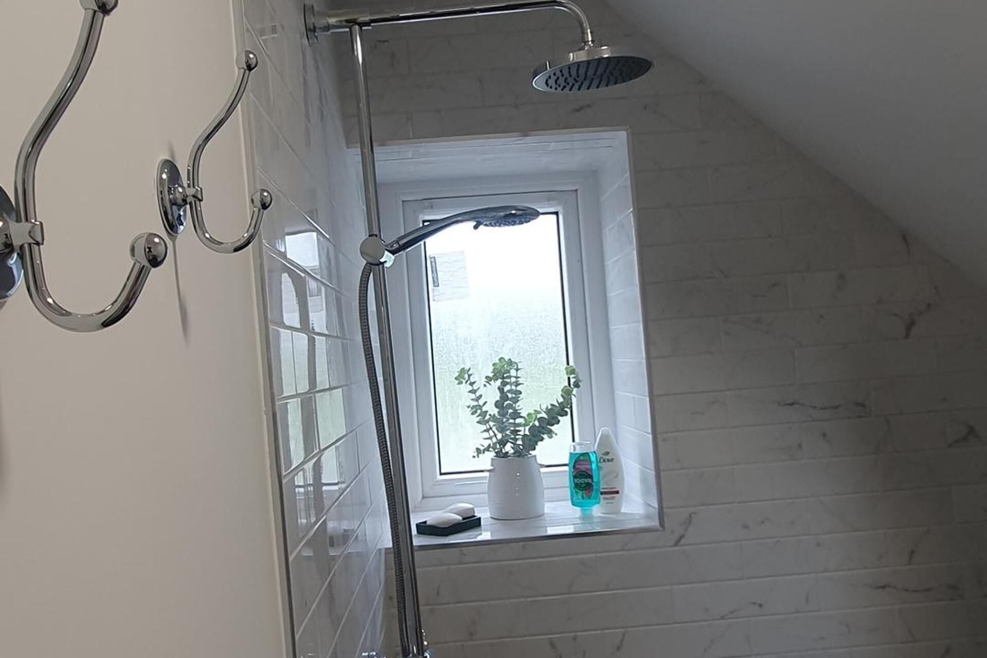 Apartment | Bathroom | Shower, hair dryer, towels, toilet paper