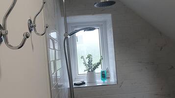 Apartment | Bathroom | Shower, hair dryer, towels, toilet paper