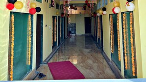 A hallway with a chandelier, balloons, and garlands. - Hotel Datia Comfort Inn (Datia)