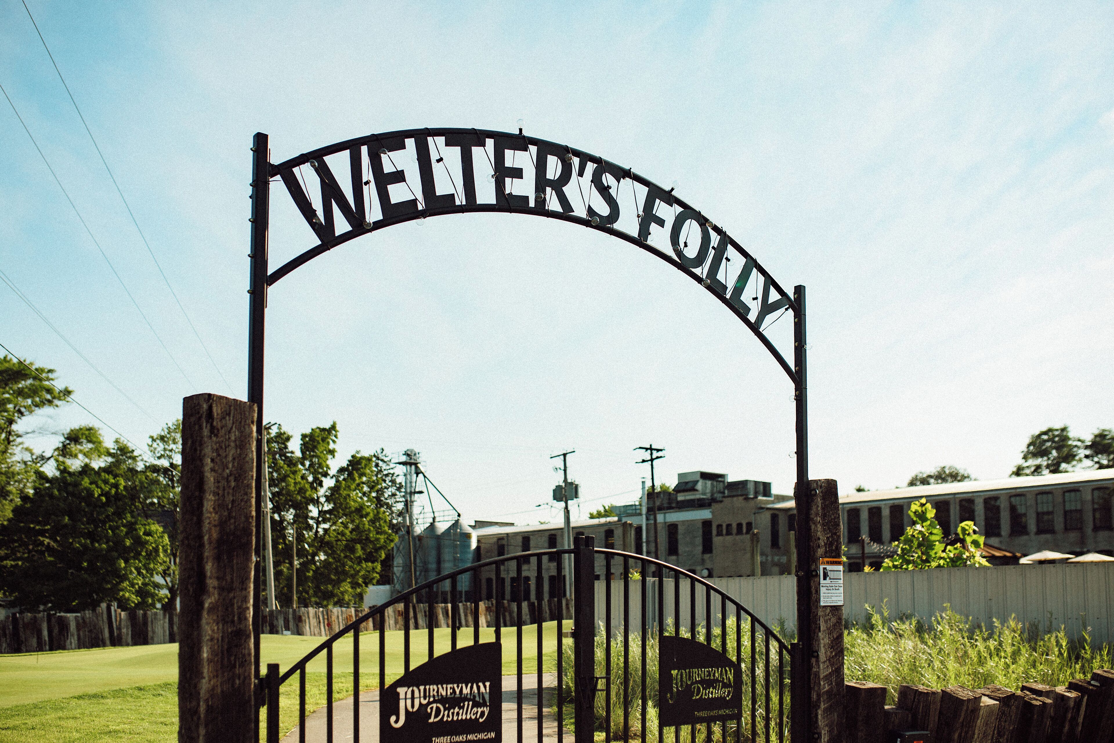 Une arche métallique sur laquelle on peut lire les inscriptions « WELTER’S FOLLY » et « JOURNEYMAN DISTILLERY ».