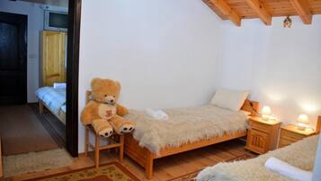 5 bedrooms, iron/ironing board, WiFi, bed sheets