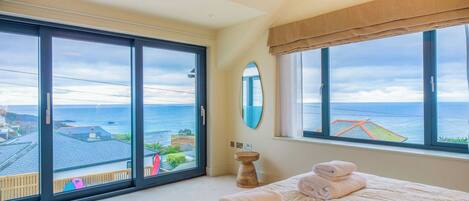 4 عدّة غرف نوم ومكواة/لوح كي وسرير سفر وواي فاي