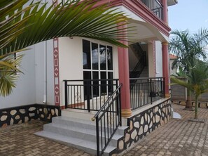 Exterior detail - Peaceful 3-bedroom apartment with WiFi in Kitende (Kitende)