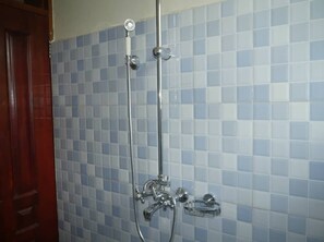 Douche, serviettes fournies, savon, papier toilette