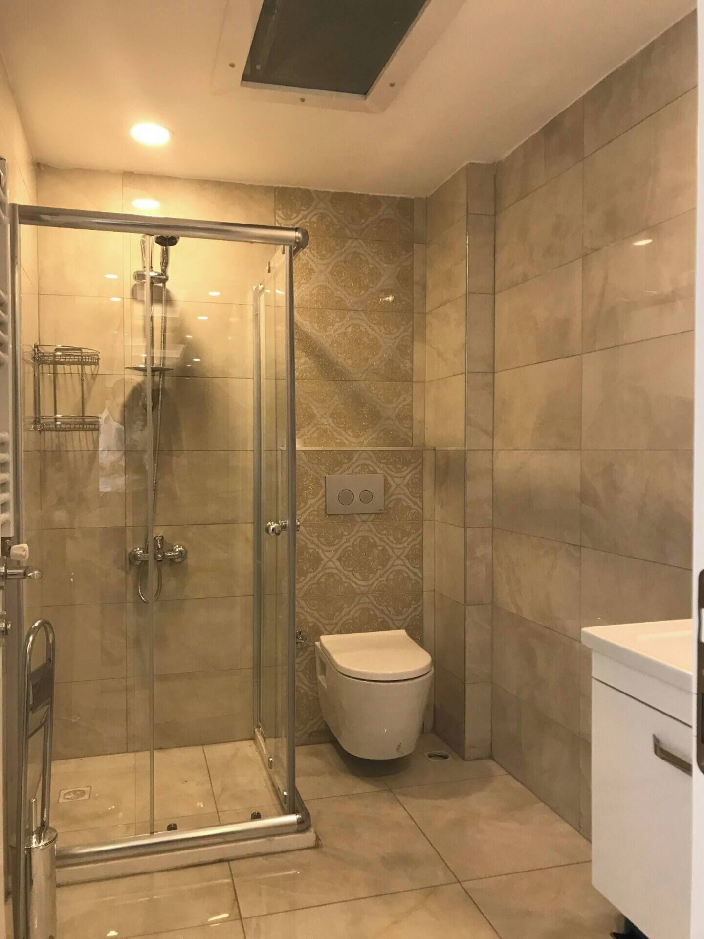 Hiustenkuivaaja, pyyhkeet, saippua, vessapaperi