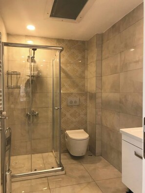 Hårføner, håndklær, såpe og toalettpapir