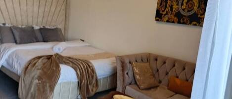 1 dormitorio, tabla de planchar con plancha, wifi y ropa de cama