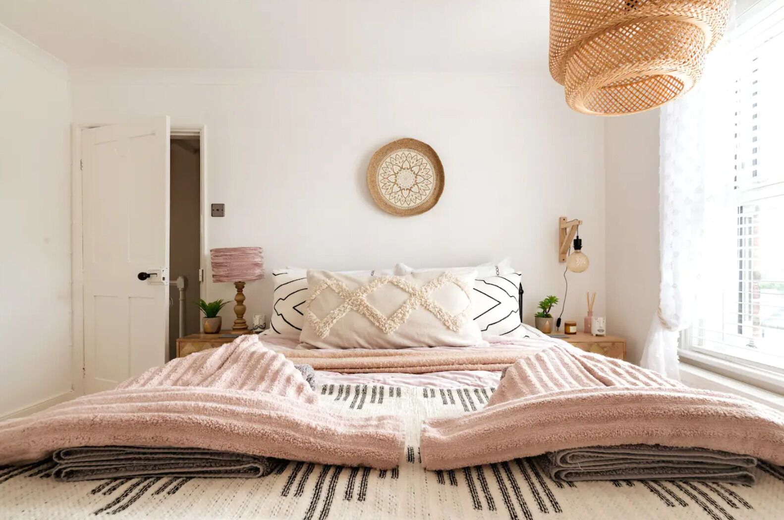 3 habitaciones, tabla de planchar con plancha, wifi y ropa de cama 