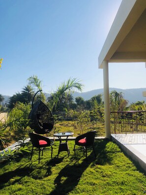 Habitación doble superior, vistas al jardín | Caja fuerte, escritorio, espacio para trabajar con un portátil