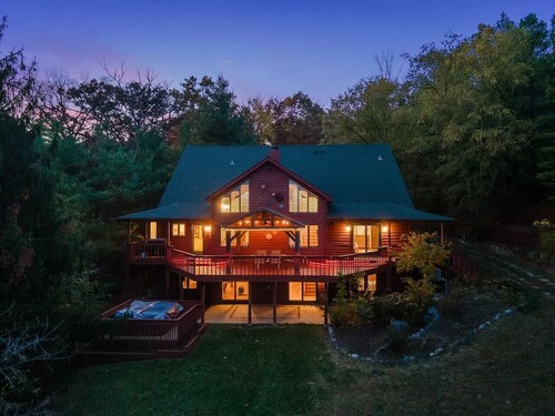 Monthly and Seasonal Large Petite Lake 4/4 Lakehouse Retreat with Hot Tub