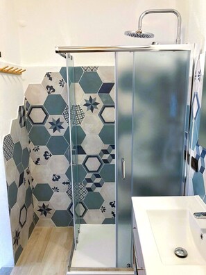 Hair dryer, towels, soap, toilet paper - In the medieval old town of San Remo (Sanremo)