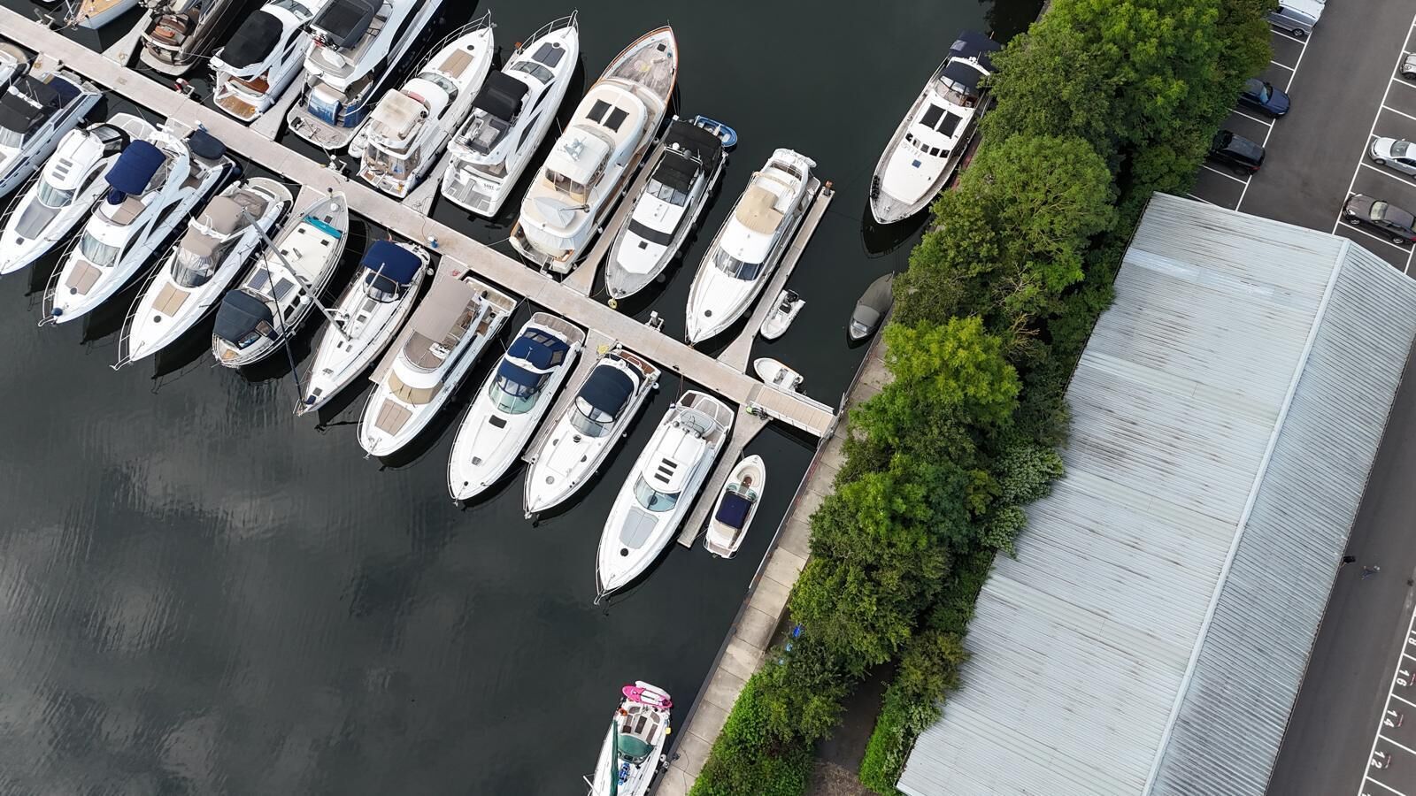 Ein Hafen mit verschiedenen Booten, die an der Pier festgemacht sind.