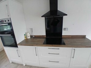 Private kitchen - Spacious 4-Bedroom Seafront Home in Dymchurch with Stunning Coastal Views (Saint Mary's Bay)