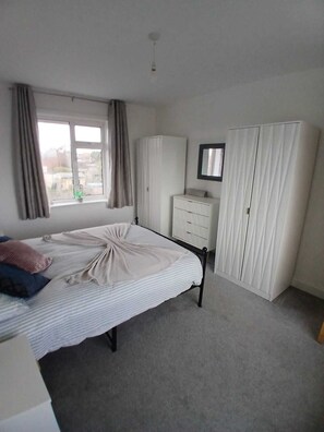 4 bedrooms, WiFi, bed sheets