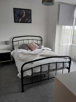 4 bedrooms, WiFi, bed sheets - Spacious 4-Bedroom Seafront Home in Dymchurch with Stunning Coastal Views (Saint Mary's Bay)