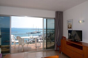Living room - Beachfront Apartment in Estartit With Pool (Torroella de Montgrí)