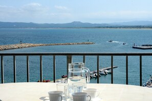 Exterior - Beachfront Apartment in Estartit With Pool (Torroella de Montgrí)