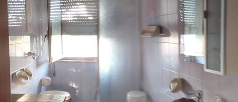 Dusche, Haartrockner, Bidet, Handtücher