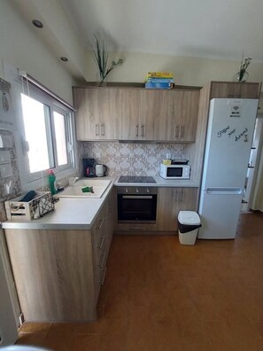 Kjøleskap, mikrobølgeovn, ovn og kaffetrakter/tekoker