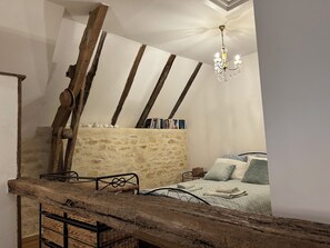1 bedroom, iron/ironing board, WiFi, bed sheets - Le Petit Gite au Manoir de Carlucet. Friendly pub/restaurant a short walk. (Saint Crépin et Carlucet)