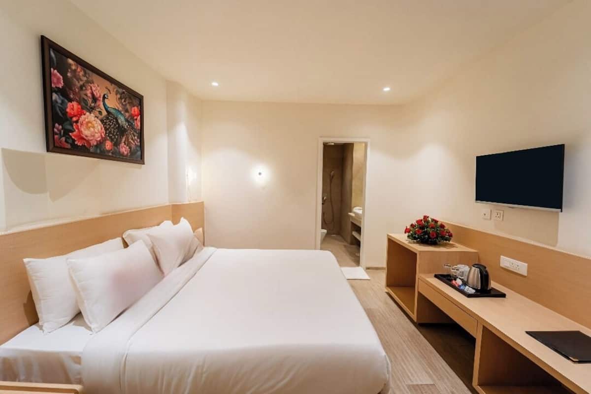 Premium Double Room, City View | Bathroom